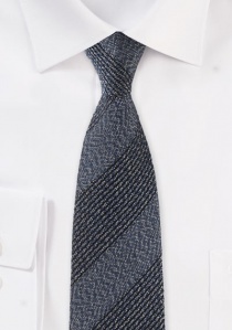 Cravatta dalle linee sciolte in stile navy