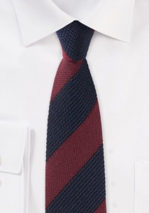 Cravatta classica a righe rosso scuro blu scuro