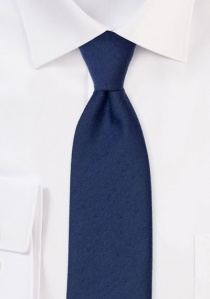Cravatta monocromatica con superficie screziata