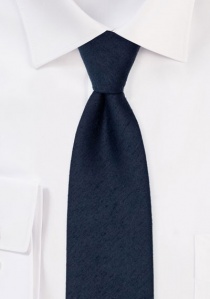 Cravatta monocromatica con superficie screziata