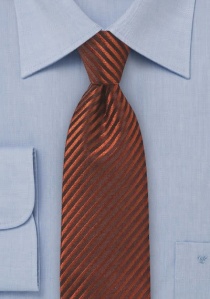 Cravatta a righe di superficie rosso marrone