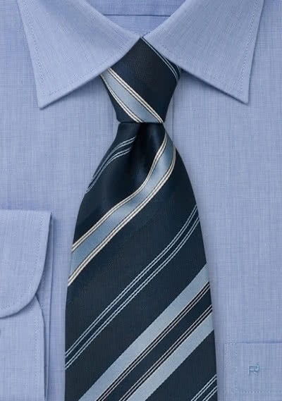 Elegante XXL-Streifenkrawatte in Blautönen Elegante XXL-Streifenkrawatte in Blautönen