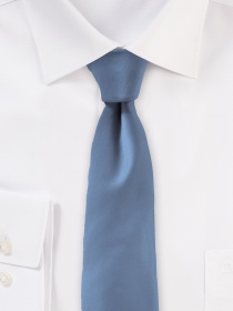 Cravatta di seta elegantemente lucida blu acciaio