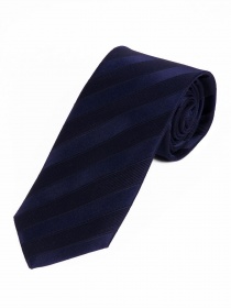 Cravatta lunga a righe tinta unita superficie blu