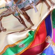 Sciarpa di seta motivo cavallo colorato