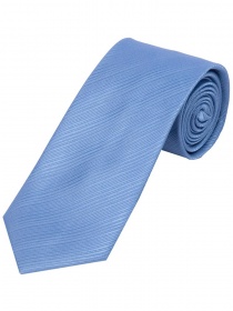 Cravatta a linea larga tinta unita superficie blu