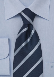 Cravatta a righe blu cielo blu notte