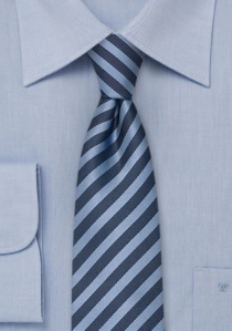 Cravatta stretta in blu