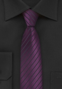Cravatta stretta a righe nere viola scuro