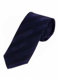 Cravatta di forma stretta con struttura a righe