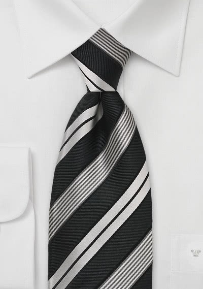 Stilsicher gestreifte Clip-Krawatte in Schwarz und Silber Stilsicher gestreifte Clip-Krawatte in Schwarz und Silber