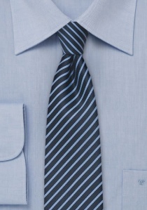 Cravatta a righe sottili blu ghiaccio blu navy