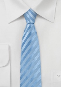Cravatta a righe strette blu ghiaccio